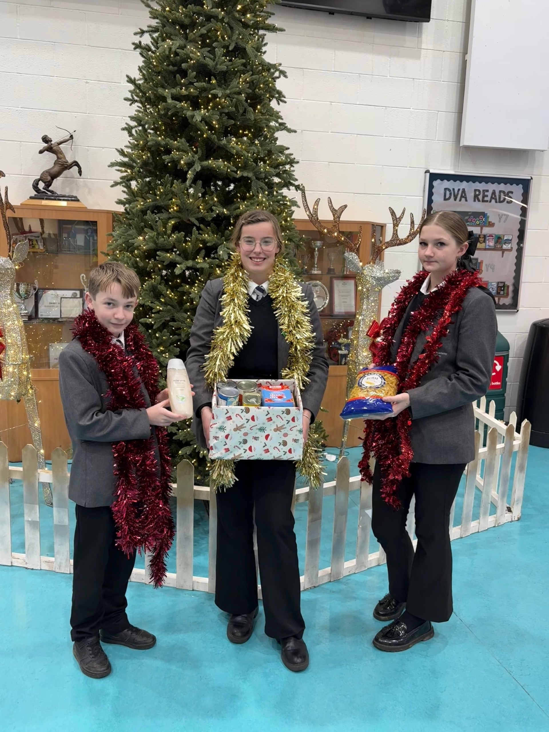 Da Vinci pupils with YMCA Xmas boxes 2